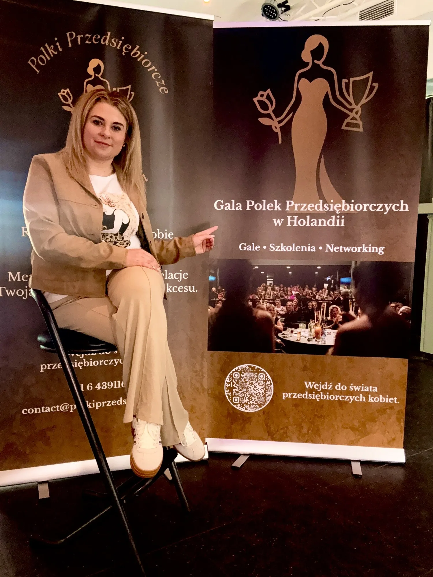Edyta Pacholuk przy roll-upie przed II Galą